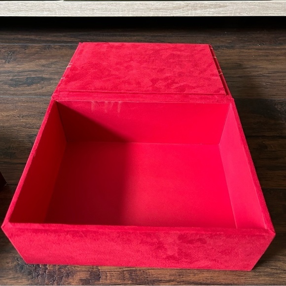 GODIVA Holiday Chocolate Box - Picture 4 of 10